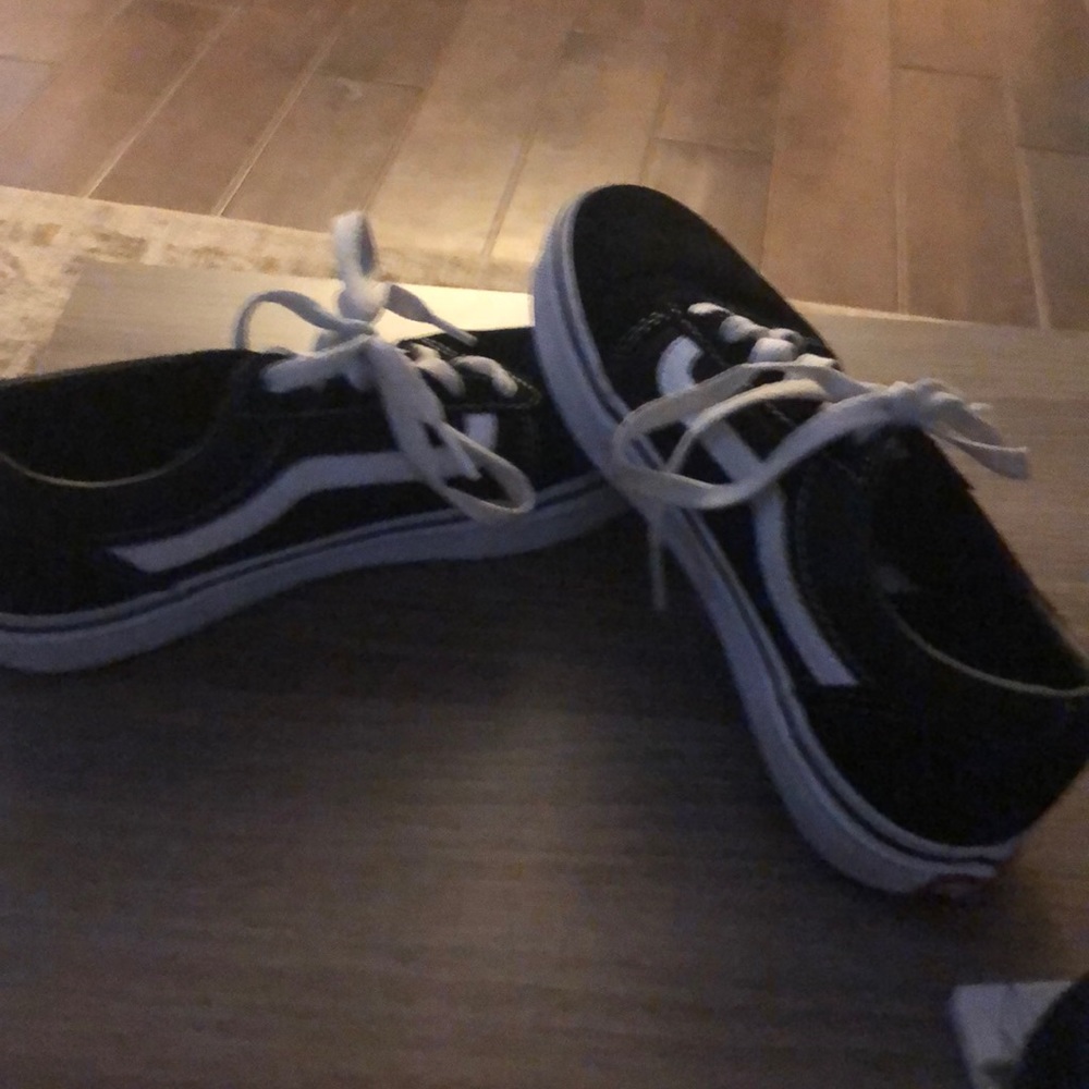 Kids ward skater black and white vans.